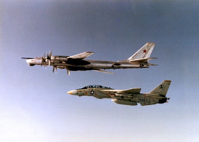 Liên Xô bắt đầu sử dụng máy bay ném bom chiến lược Tu-95 để tuần tra không phận quốc tế sát với NATO kể từ đầu thời kỳ Chiến tranh Lạnh.