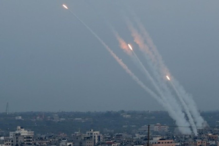 Phía Israel cho hay, các máy bay đã tấn công một số địa điểm quân sự của lực lượng Hamas tại thành phố Gaza và các thành phố Rafah, Khan Younis ở phía Nam, khiến lửa và các cột khói bốc lên.
