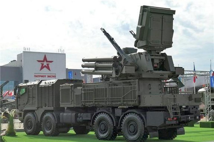 Vào hôm 24/6, trong lễ duyệt binh trên Quảng trường Đỏ thì Pantsir-S1M đã chính thức ra mắt, như vậy sau khoảng thời gian hơn 1 năm kể từ khi được tiết lộ, tổ hợp phòng không thế hệ mới của Nga đã lộ diện, tiến độ hoàn thành công việc theo đánh giá là khá nhanh.