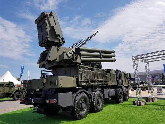 Hệ thống Pantsir-S1M theo giới thiệu sẽ có khả năng đánh chặn máy bay không người lái, cải tiến này được đưa ra dựa trên kinh nghiệm tham chiến ở Syria.