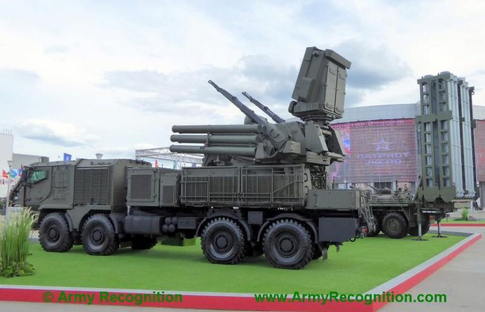 Tại triển lãm MILEX 2019 diễn ra ở thủ đô Minsk của Belarus, giám đốc điều hành của Vysokotochnye Kompleksy - ông Sergei Mikhailov lần đầu tiên đã cho biết họ sẽ sớm cho ra đời bản sửa lỗi của Pantsir-S1 có tên định danh Pantsir-S1M.