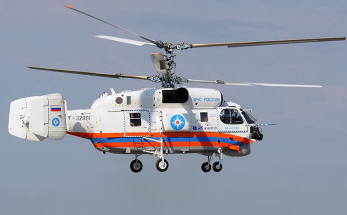 Buồng lái của Ka-32T gồm 1 phi công và hoa tiêu. Khoang chính chứa được 16 hành khách, có thể chuyên chở hàng hóa hay cấp cứu trên không. Trọng lượng tối đa bên trong 4.000 kg, trọng lượng tối đa có giá đỡ 5.000 kg.