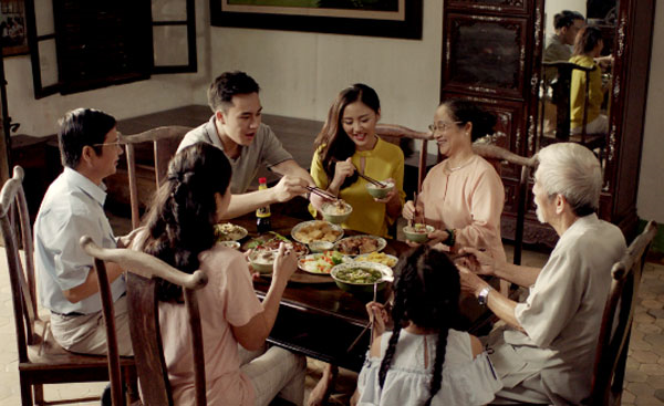 Trong mâm cơm gia đình, không chỉ là nơi sum vầy, chia sẻ thức ăn mà còn là kho tàng kinh nghiệm sống được ông bà truyền lại qua những câu dặn dò khôn ngoan.