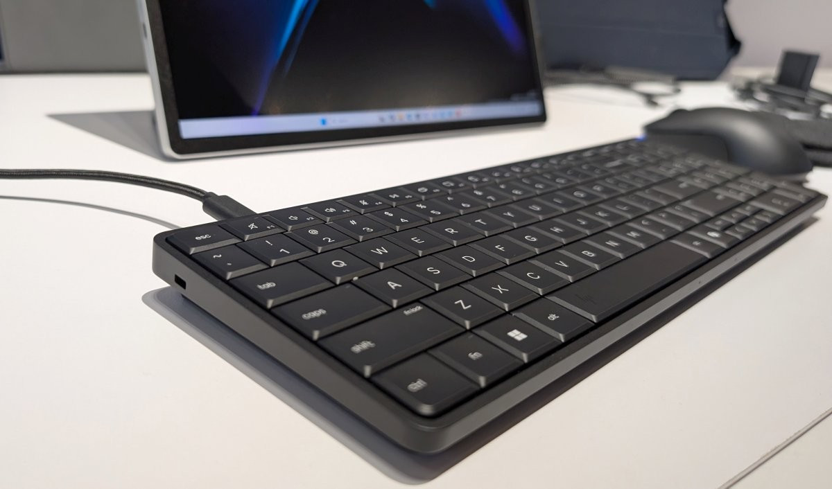 Thiết bị này có thể được cấu hình với tối đa 64GB RAM DDR5 và 2TB SSD, đi kèm đồ họa tích hợp Radeon 800 series, cho phép xử lý mượt mà các công việc hàng ngày.