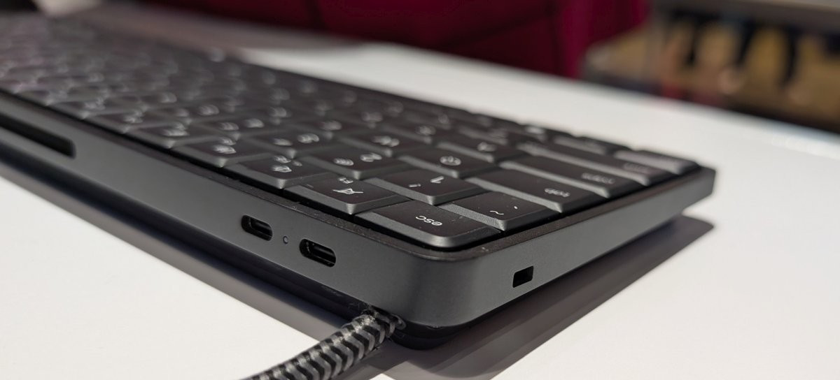 Tại CES 2026, HP đã giới thiệu một thiết bị khiến nhiều người phải nhìn lại định nghĩa quen thuộc về máy tính cá nhân. Nhìn bề ngoài, EliteBoard G1a trông không khác nhiều so với một chiếc bàn phím văn phòng cỡ lớn, nhưng bên trong lớp vỏ mỏng đó lại là một máy tính hoàn chỉnh, đủ sức đảm nhiệm vai trò của một chiếc desktop all-in-one theo cách hoàn toàn khác thường.