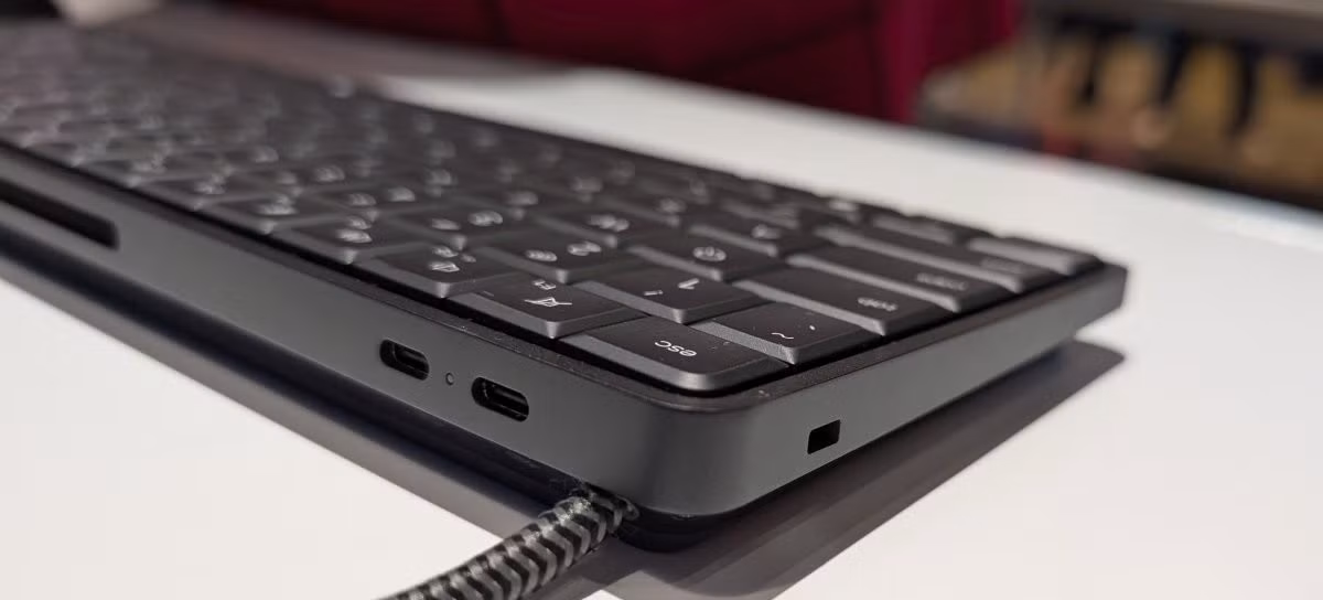 Tại CES 2026, HP đã giới thiệu một thiết bị khiến nhiều người phải nhìn lại định nghĩa quen thuộc về máy tính cá nhân. Nhìn bề ngoài, EliteBoard G1a trông không khác nhiều so với một chiếc bàn phím văn phòng cỡ lớn, nhưng bên trong lớp vỏ mỏng đó lại là một máy tính hoàn chỉnh, đủ sức đảm nhiệm vai trò của một chiếc desktop all-in-one theo cách hoàn toàn khác thường.