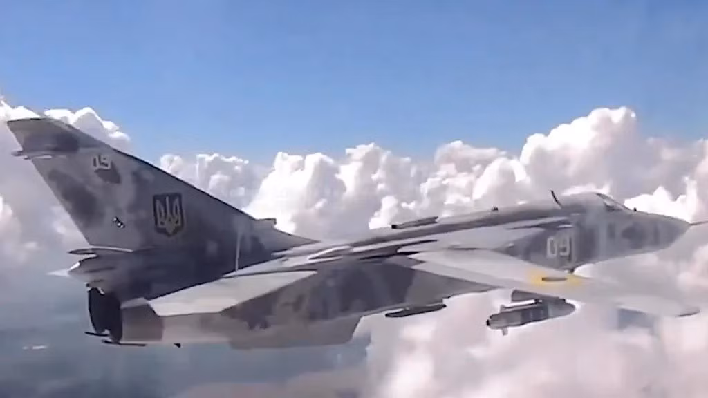 Su-24 mang theo loại vũ khí bí ẩn xuất hiện năm 2024. @UkrAirForce/Telegram
