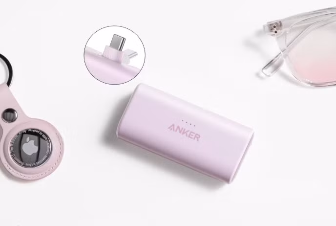 Sạc dự phòng gần như trở thành vật dụng phổ biến và cần thiết. Với những quy định mới của các hãng bay, mọi người sẽ cần một cục sạc vừa đủ có thể bỏ nó vào túi quần hoặc túi áo để đảm bảo "qua cổng". Anker, một hãng pin dự phòng "trách nhiệm nhất quả đất" sau vụ thu hồi sản phẩm lỗi đã chiếm được thiện cảm, niềm tin của người dùng. Họ đang bán Anker Nano 5000mAh với giá chưa đến 500,000 đồng trên Walmart.