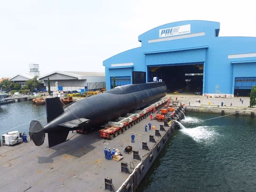 PT PAL Indonesia, tập đoàn chịu trách nhiệm thiết kế và sản xuất KSOT, là công ty đóng tàu quốc doanh lớn nhất Indonesia, chuyên chế tạo tàu hộ vệ, tàu đổ bộ, tàu tuần tra và tàu ngầm.