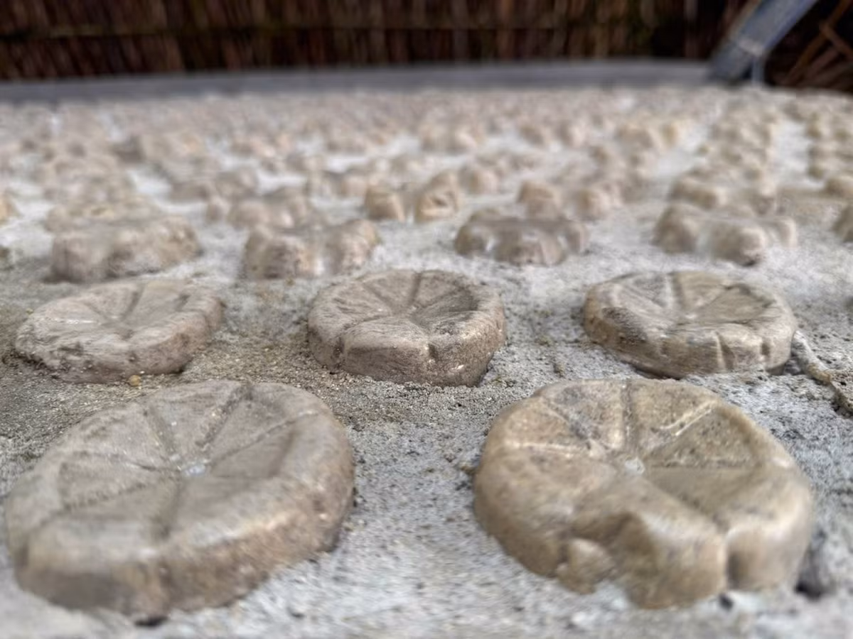 Bên trong mỗi chai được đổ đầy cát biển, sau đó liên kết với nhau bằng xi măng để tạo nên kết cấu vững chắc.