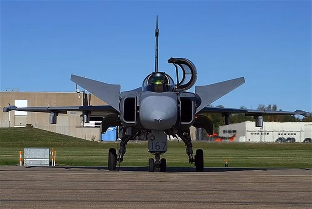 Cất cánh trên đường cao tốc là một trong những kỹ năng rất quan trọng trong bối cảnh xung đột diễn ra khi mà sân bay bị đánh phá. Tuy nhiên, không phải bất cứ loại tiêm kích nào cũng được thiết kế để đáp ứng được. Ngoài ra phi công điều khiển cũng cần có những kỹ năng thượng thừa, không một chút sai sót.