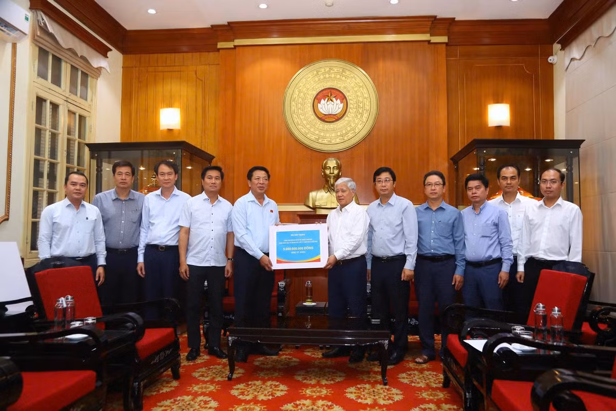 Chủ tịch Đỗ Văn Chiến tiếp nhận ủng hộ từ Bộ Xây dựng. Ảnh Lê Khánh.