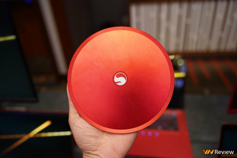 Đây là một trong 2 nguyên mẫu tham khảo mà Qualcomm giới thiệu tại sự kiện ra mắt chip Snapdragon X2 Elite. Nó được hãng đặt tên rõ ràng, tuy nhiên, bởi hình hài của nó, nhiều cây bút công nghệ gọi nó là miniPC UFO.