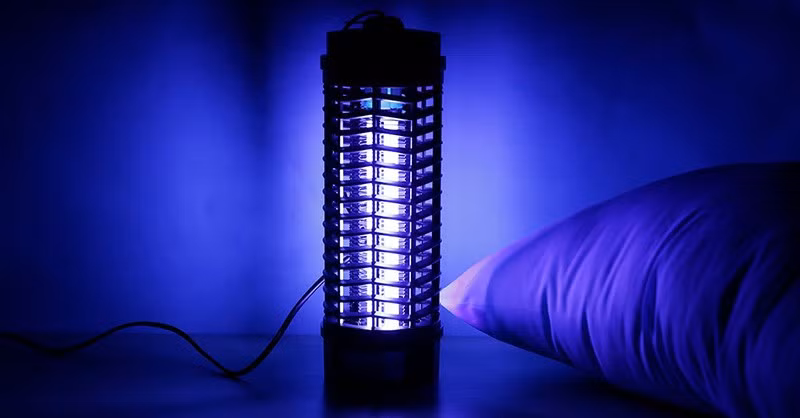 Thực tế, loại đèn này chỉ hiệu quả trong không gian kín, không có ánh sáng khác, và cần đặt đúng hướng muỗi bay, mà điều này hiếm khi xảy ra trong điều kiện sống bình thường. Một người dùng chia sẻ thẳng: "Bật cả đêm, sáng ra mở đèn thấy có đúng 1 con ruồi. Muỗi thì vẫn chích nguyên cả nhà."