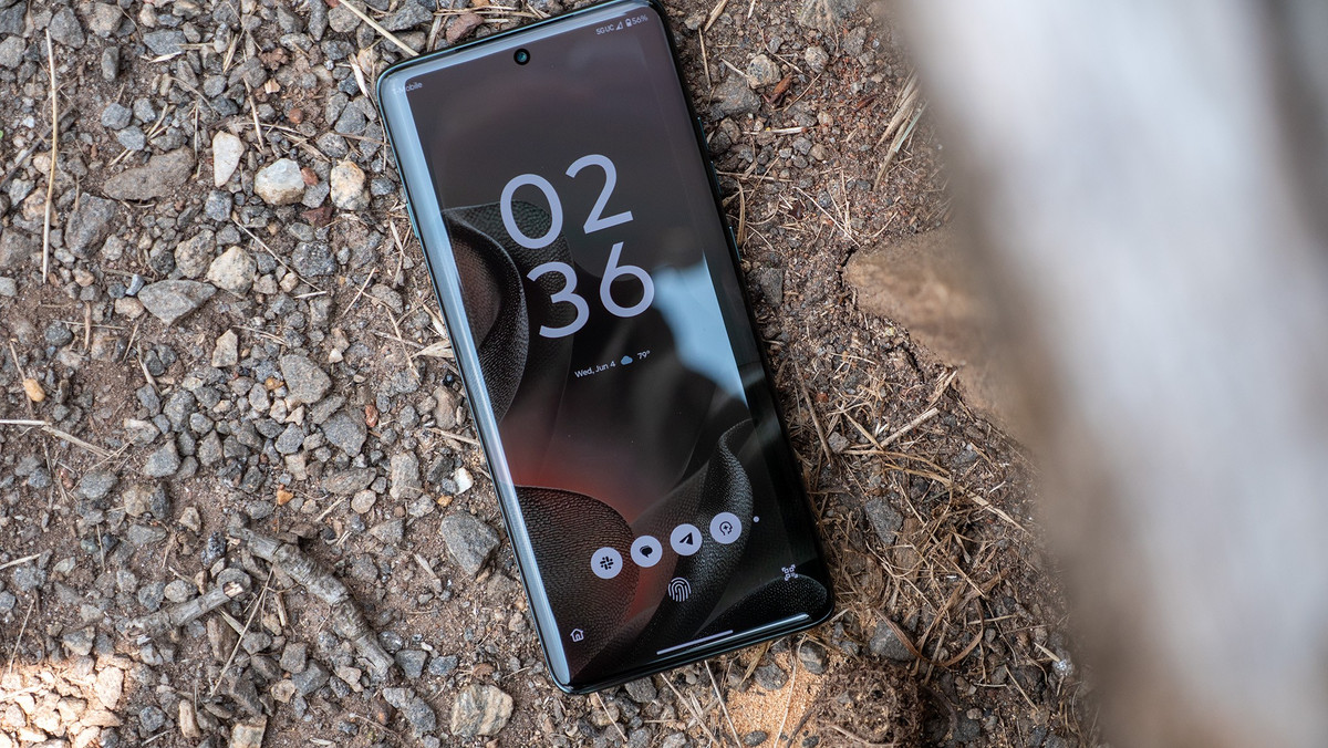 Dù không còn là cái tên quen thuộc với nhiều người dùng, Motorola vẫn sản xuất những chiếc điện thoại Android chất lượng, đủ sức cạnh tranh với Google, Samsung, OnePlus và nhiều thương hiệu khác. GSMArena cũng cho biết Edge 70 sẽ hỗ trợ sạc nhanh có dây 68W và sạc không dây 15W, nhiều khả năng là chuẩn Qi2. Tuy nhiên, chưa rõ máy có “sẵn sàng cho Qi2” hay không.