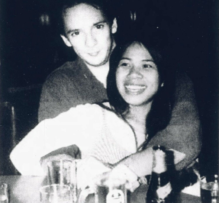 Chủ nhà nghỉ Andrew Gill và bạn gái người địa phương.