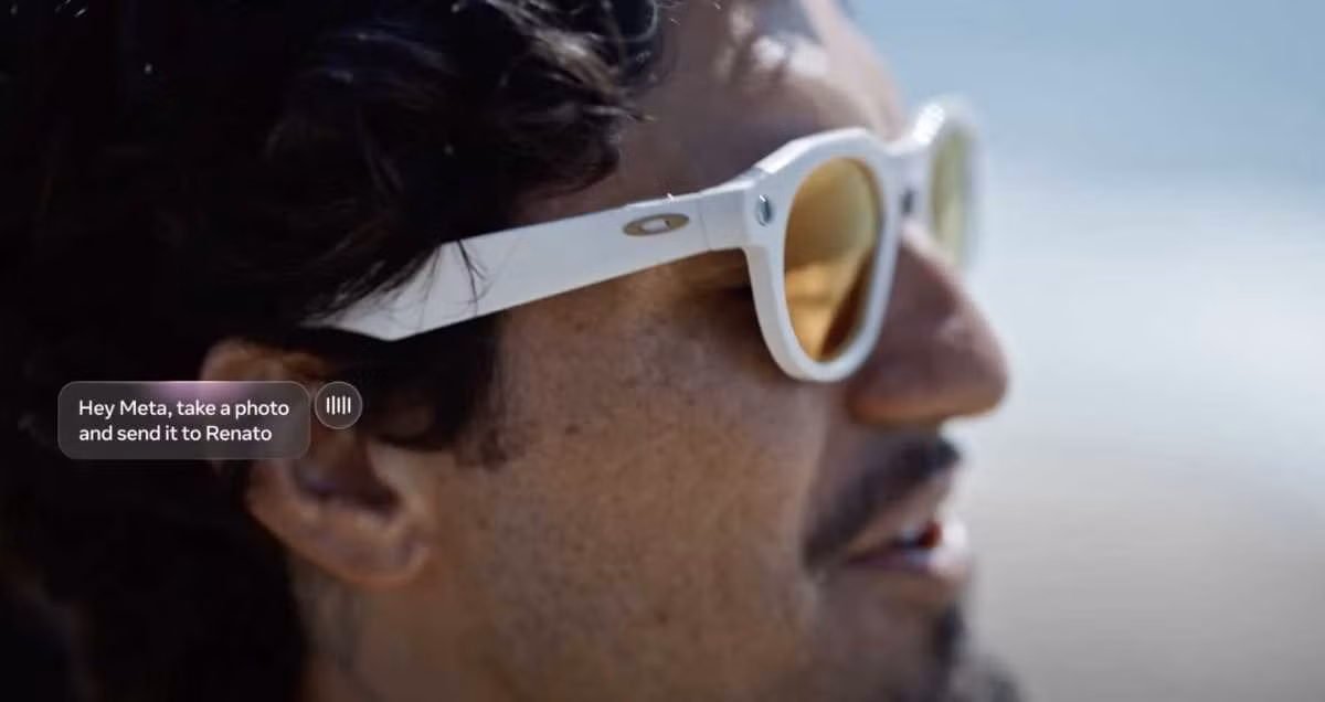 Chiếc kính này cũng có tính năng Meta AI, cho phép bạn đặt câu hỏi khi đang di chuyển, chẳng hạn như "Này Meta, hôm nay gió mạnh thế nào?" hoặc "Này Meta, quay video đi". Ngoài ra, bạn có thể hỏi Meta AI về những gì bạn đang thấy và yêu cầu nó dịch ngôn ngữ.