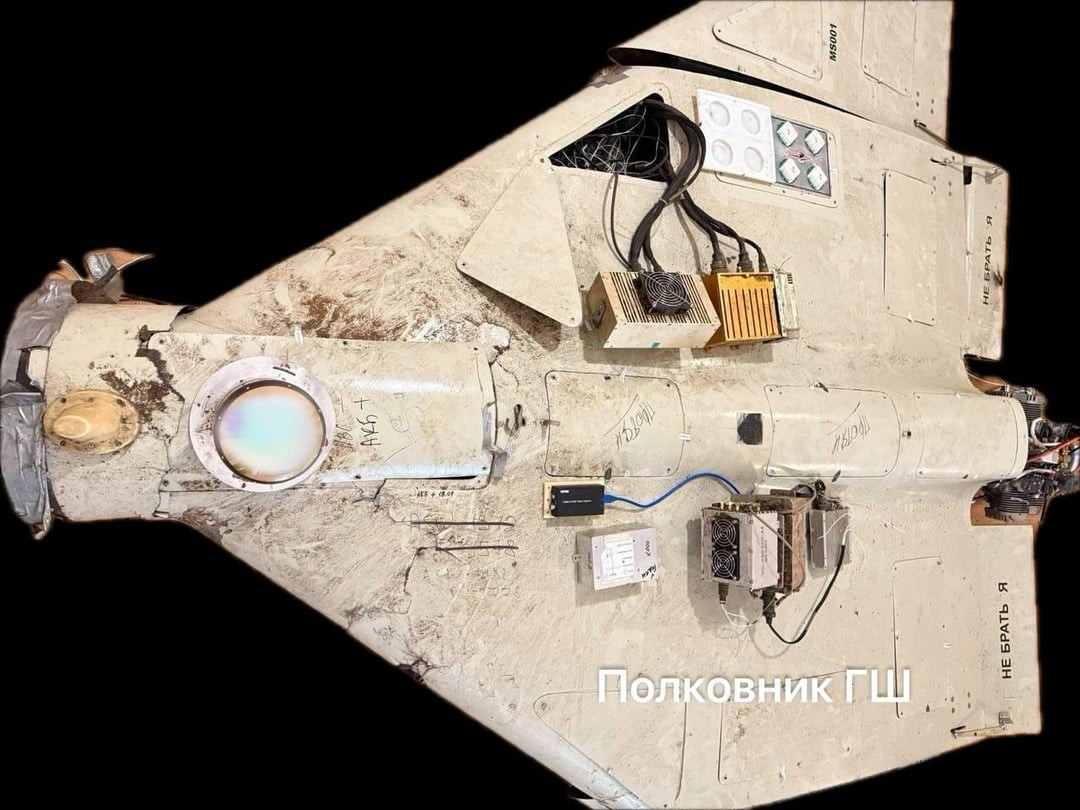 Một chi tiết đáng chú ý là các UAV mới không còn dùng SIM của các nhà mạng Ukraine như Kyivstar hay Kazakhstan nữa, mà chuyển sang SIM không dấu hiệu nhận diện, do Nga tự sản xuất. Điều này không chỉ giúp giảm phụ thuộc nước ngoài, mà còn khiến UAV Nga có khả năng kết nối mạng di động Ukraine ngay khi vượt qua biên giới, một lợi thế cực lớn trong hoạt động dẫn đường và truyền tín hiệu thời gian thực.