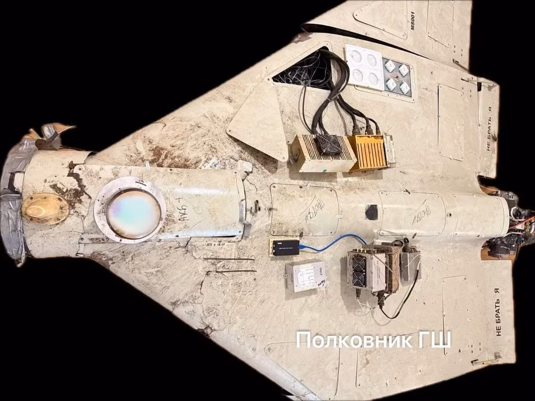 Một chi tiết đáng chú ý là các UAV mới không còn dùng SIM của các nhà mạng Ukraine như Kyivstar hay Kazakhstan nữa, mà chuyển sang SIM không dấu hiệu nhận diện, do Nga tự sản xuất. Điều này không chỉ giúp giảm phụ thuộc nước ngoài, mà còn khiến UAV Nga có khả năng kết nối mạng di động Ukraine ngay khi vượt qua biên giới, một lợi thế cực lớn trong hoạt động dẫn đường và truyền tín hiệu thời gian thực.