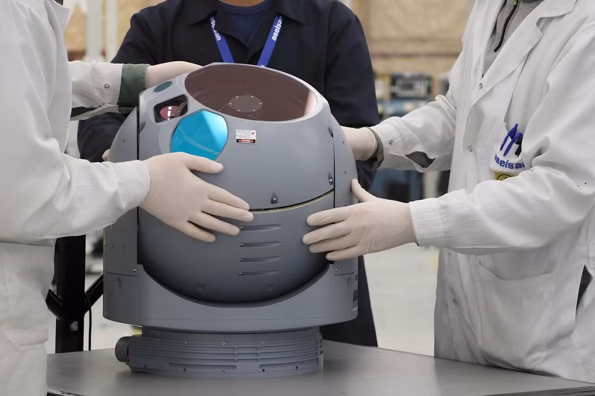 Cốt lõi của ASELFLIR 600 là khẩu độ chung đa phổ 25 inch, được thiết kế để thu được năng lượng quang học lớn hơn trên các dải hồng ngoại sóng trung (MWIR), hồng ngoại sóng ngắn (SWIR) và khả kiến, cho phép chụp ảnh rõ nét hơn, tầm xa hơn trong mọi điều kiện ánh sáng và môi trường.