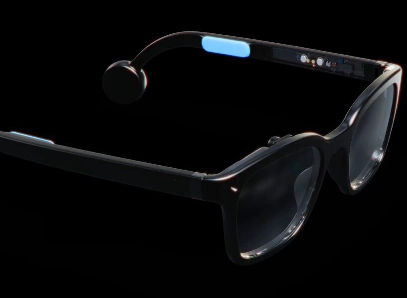 Việc giữ trọng lượng ở mức 40 gram là một thành tựu đáng nể, đặc biệt là khi kính có màn hình OLED màu và pin hứa hẹn hoạt động 14 giờ chỉ với một lần sạc. Loa truyền qua xương được thiết kế tại vị trí có mảng màu xanh.