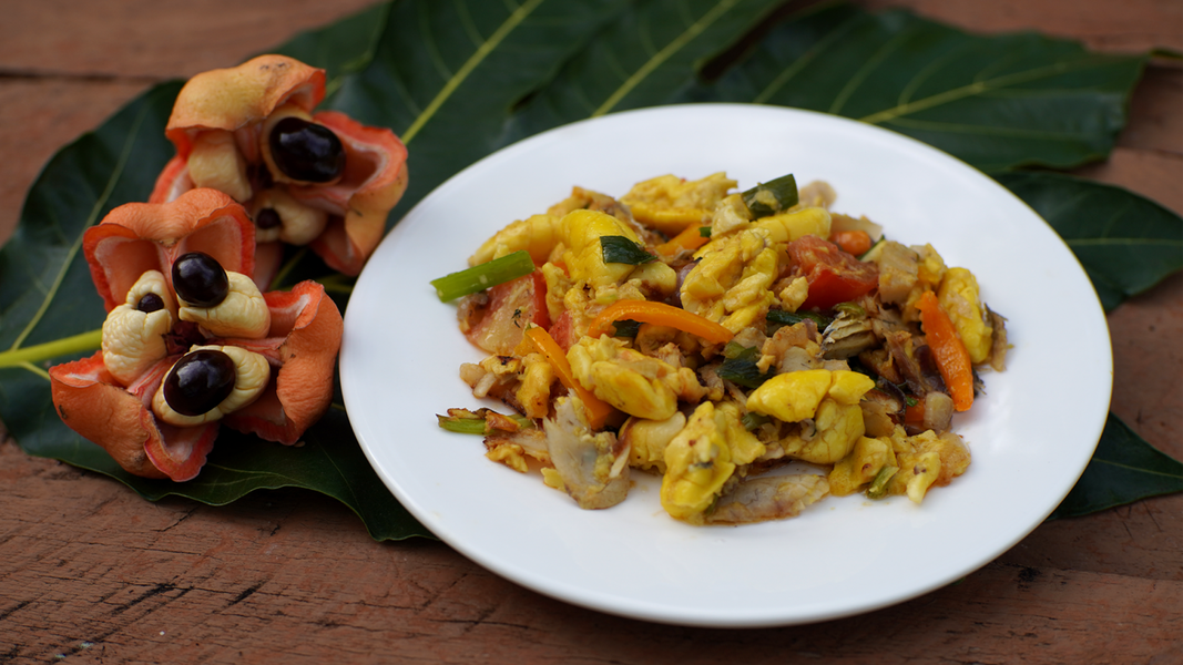Món “quốc hồn quốc túy” của người Jamaica chính là ackee cá muối xào có vị đậm đà của cá và thơm bùi của ackee