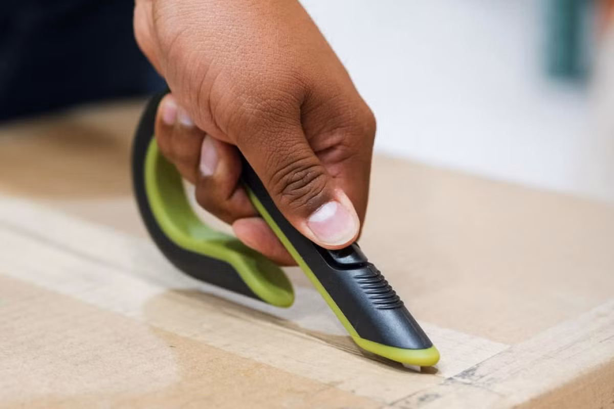 Trong thời đại người người mua hàng online thì Dao cắt hộp tự động thu lưỡi là vật dụng tiện ích rất được ưa chuộng. Bạn đã từng loay hoay tìm "cái gì đó" hay dùng chìa khóa để cắt băng keo với hộp bưu phẩm rồi đúng không? Các anh shipper khi giao hàng đồng kiểm đều xem đây là vật bất ly thân. Đó là lý do mà món hàng này leo lên vị trí thứ 9 của bảng thống kê. Một điều thú vị là nó được thêm vào giỏ hàng khi mà các tín đồ mua một thứ gì đó khác đắt tiền hơn rất nhiều. Bởi lẽ nó được bán với giá cực kỳ rẻ, người mua đã thêm nó vào cho...tròn tiền.