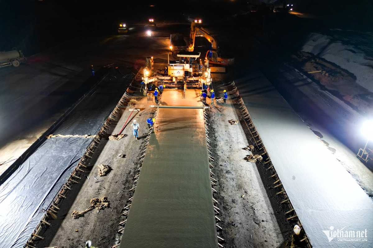 Tại khu vực đường cất hạ cánh số 2, liên doanh nhà thầu tổ chức thi công không ngừng nghỉ với nhiều thiết bị hạng nặng, máy rải bê tông công suất cùng nhiều nhân lực. Trong ánh đèn cao áp, từng lớp bê tông được san phẳng, ép chặt, bảo đảm tiêu chuẩn kỹ thuật.