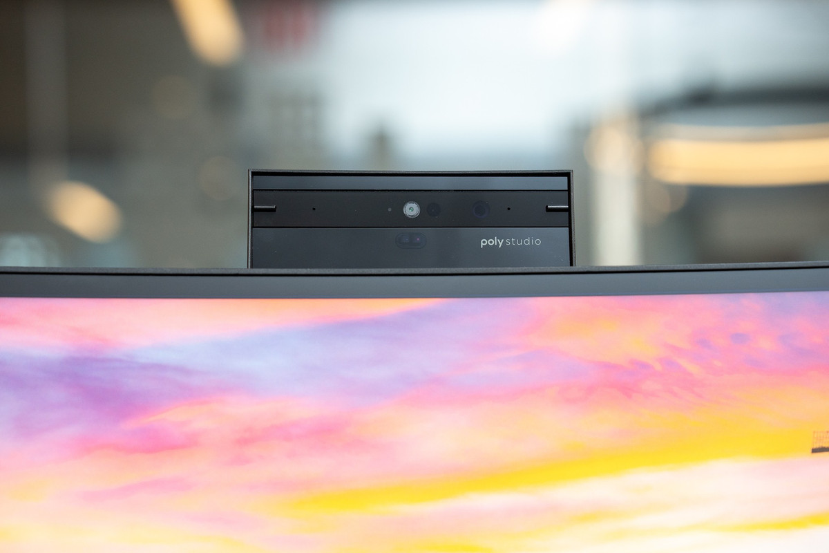 Tuy nhiên, không giống như các sản phẩm của Samsung, Dell, Lenovo và LG, Series 5 Pro sở hữu webcam 5 megapixel ẩn, hỗ trợ Windows Hello, có thể nhô ra từ phía trên khi bạn nhấn để mở khóa.