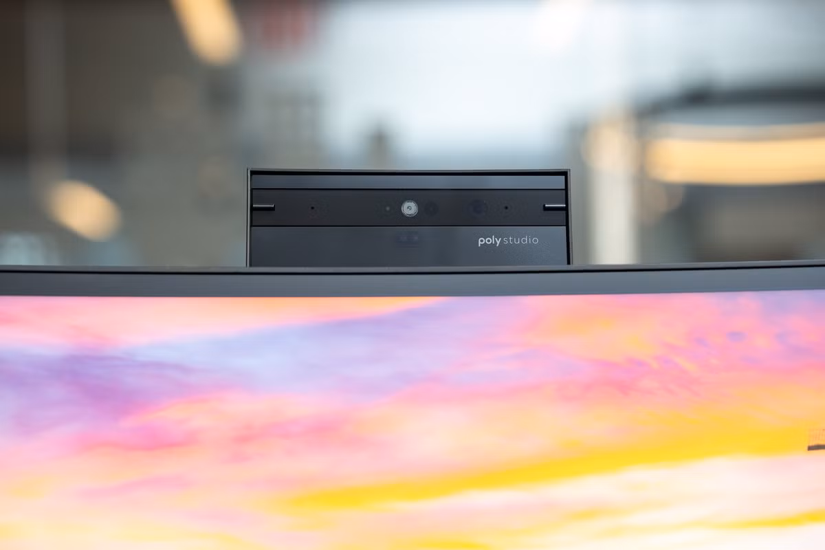 Tuy nhiên, không giống như các sản phẩm của Samsung, Dell, Lenovo và LG, Series 5 Pro sở hữu webcam 5 megapixel ẩn, hỗ trợ Windows Hello, có thể nhô ra từ phía trên khi bạn nhấn để mở khóa.