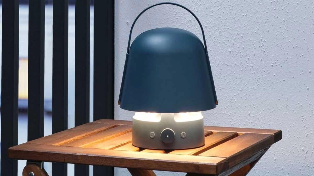 Dù Spotify chưa từng ra mắt loa thông minh mang thương hiệu riêng, công ty từng hợp tác với Ikea năm 2022 để sản xuất loa Bluetooth kiêm đèn bàn di động với tính năng Spotify Tap, biến đây thành lần hợp tác phần cứng thứ hai của Spotify với một thương hiệu khác. Spotify cũng từng giới thiệu “Car Thing”, thiết bị giải trí trên ô tô, nhưng sau đó đã ngừng sản xuất.