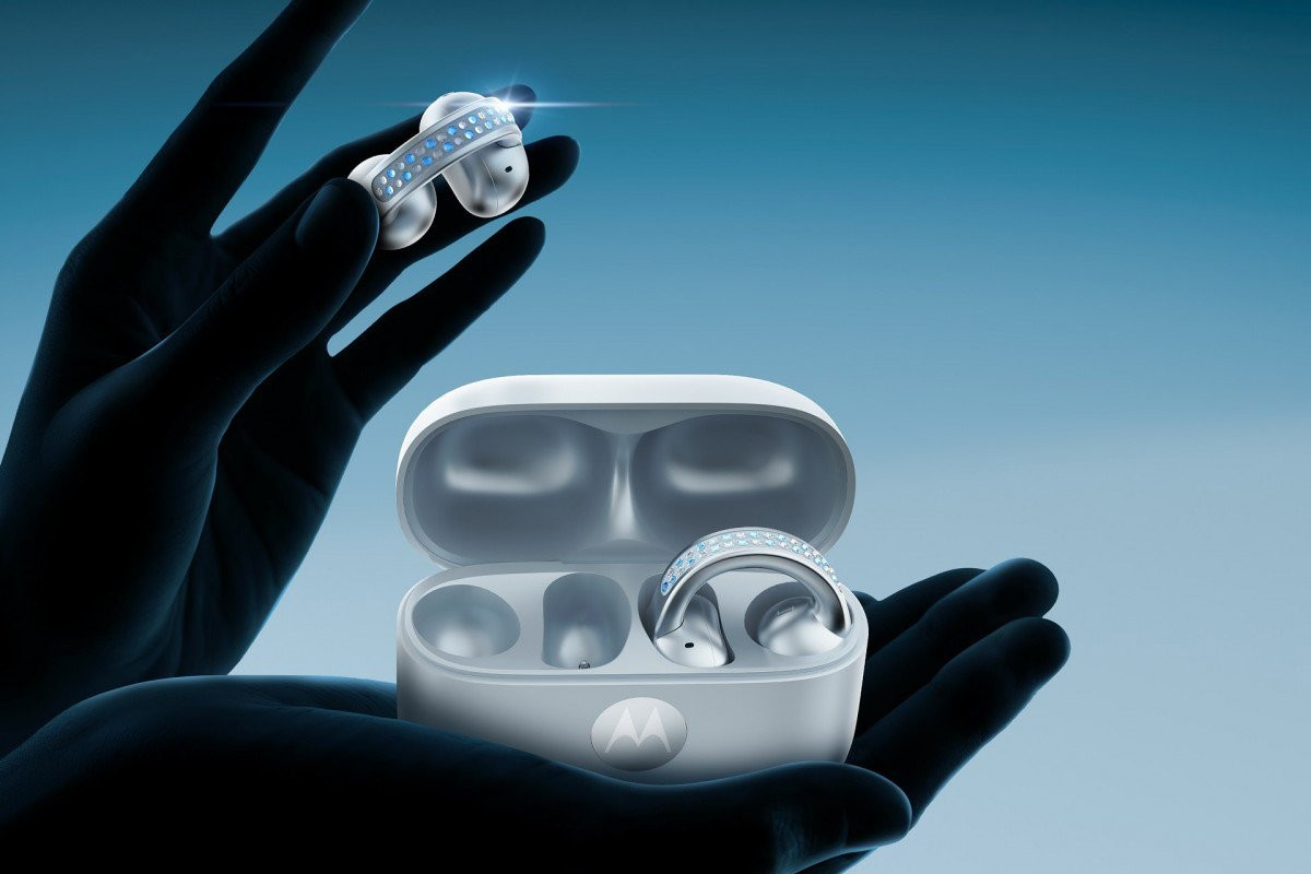 Cặp tai nghe Motorola Buds Loop được đính pha lê Swarovski trên móc tai. Tai nghe sở hữu driver 12mm với công nghệ điều chỉnh âm thanh Bose, mang lại âm thanh không gian và thời lượng pin lên đến 37 giờ.