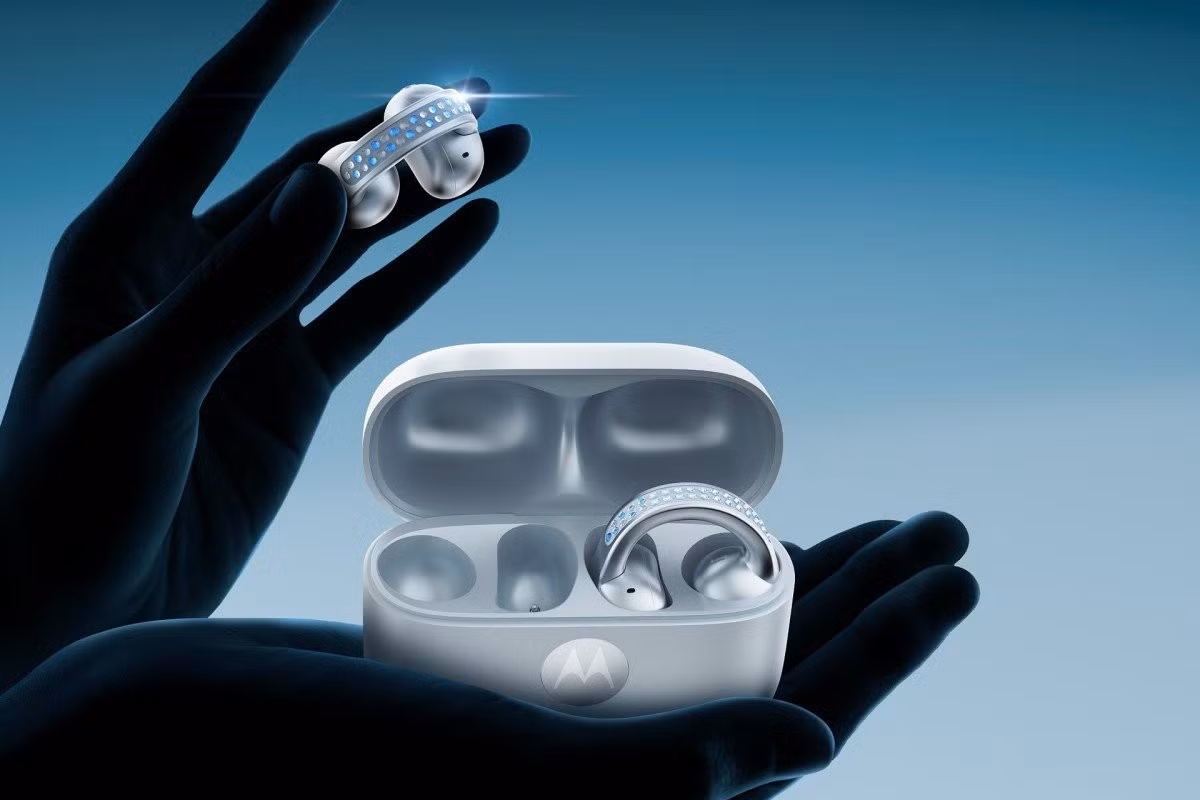 Cặp tai nghe Motorola Buds Loop được đính pha lê Swarovski trên móc tai. Tai nghe sở hữu driver 12mm với công nghệ điều chỉnh âm thanh Bose, mang lại âm thanh không gian và thời lượng pin lên đến 37 giờ.