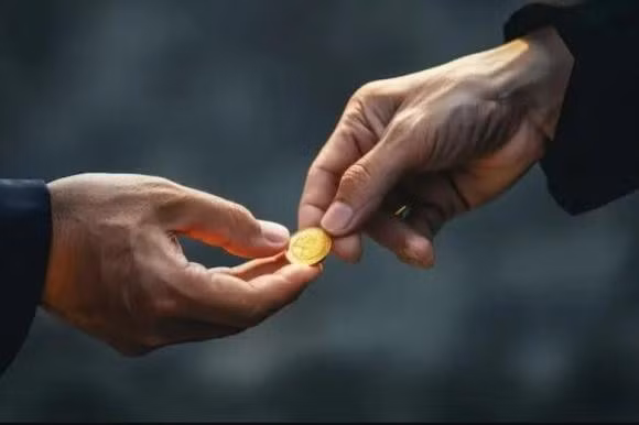  3. Người ta thích tin vào lời nói dối ngọt ngào hơn là sự thật cay đắng. Sự thật thường mặc áo đau thương, còn lời nói dối luôn được bọc đường. Bản năng con người hướng đến việc trốn tránh đau khổ, tìm kiếm sự dễ chịu. Người dám nhìn thẳng vào sự thật thường cô độc vì họ phá vỡ ảo tưởng chung. Nhưng chỉ khi nhìn rõ thực tế, bạn mới thật sự làm chủ được cuộc đời mình.