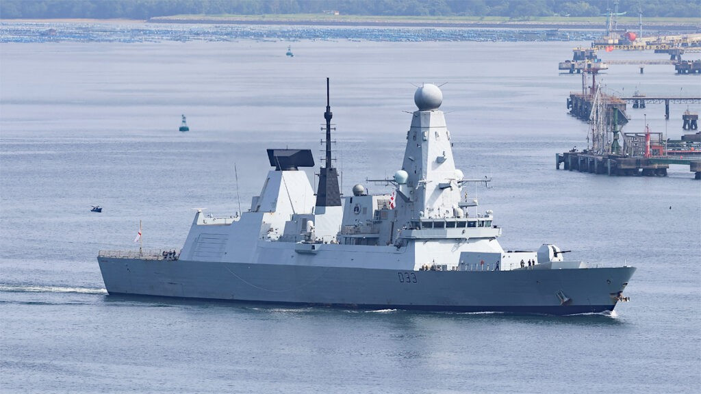 Tàu khu trục Type 45 HMS Dauntless rời cơ sở hải quân do Đơn vị hỗ trợ quốc phòng Anh tại Singapore điều hành tại Sembawang, Singapore vào ngày 29/6 để tiếp tục triển khai nhóm tác chiến tàu sân bay tại Ấn Độ Dương - Thái Bình Dương. (Ảnh: Mike Yeo)