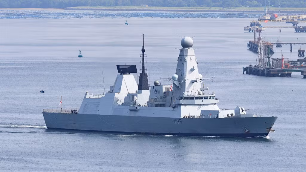 Tàu khu trục Type 45 HMS Dauntless rời cơ sở hải quân do Đơn vị hỗ trợ quốc phòng Anh tại Singapore điều hành tại Sembawang, Singapore vào ngày 29/6 để tiếp tục triển khai nhóm tác chiến tàu sân bay tại Ấn Độ Dương - Thái Bình Dương. (Ảnh: Mike Yeo)