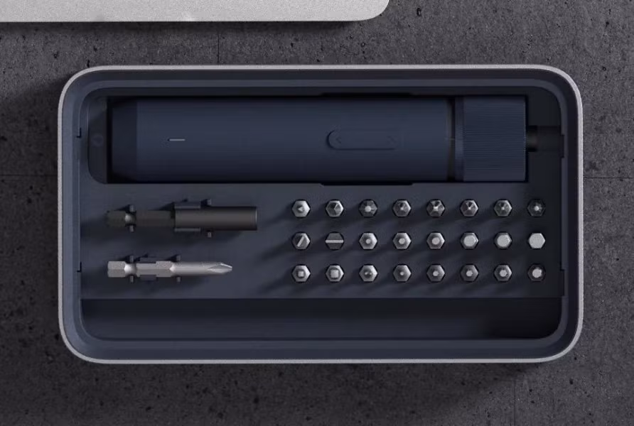 Một người đàn ông tháo vát nào cũng tìm cách sở hữu những bộ công cụ chất lượng. Trong trường hợp này, Bộ tua vít điện của Hoto là sản phẩm xếp đầu bảng yêu thích của giới công nghệ quốc tế trong nhiều năm liên tiếp. Bất kỳ ai thích tự tay làm (DIY), hoặc thậm chí muốn chắc chắn rằng mình có thể sửa chữa những chi tiết nhỏ dễ dàng hơn, đều muốn sản phẩm này. Bộ sản phẩm bao gồm hộp đựng nam châm và 25 đầu vít thép các kiểu hình dáng phổ biến.