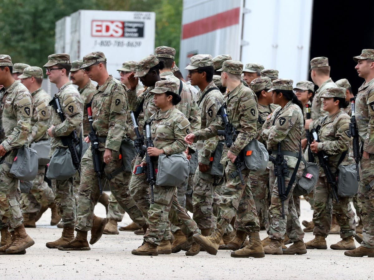 Trước đó, khoảng 200 lính Vệ binh Quốc gia bang Texas được điều động tới bang Illinois để "trấn áp tội phạm" tại thành phố Chicago theo lệnh của Tổng thống Donald Trump.