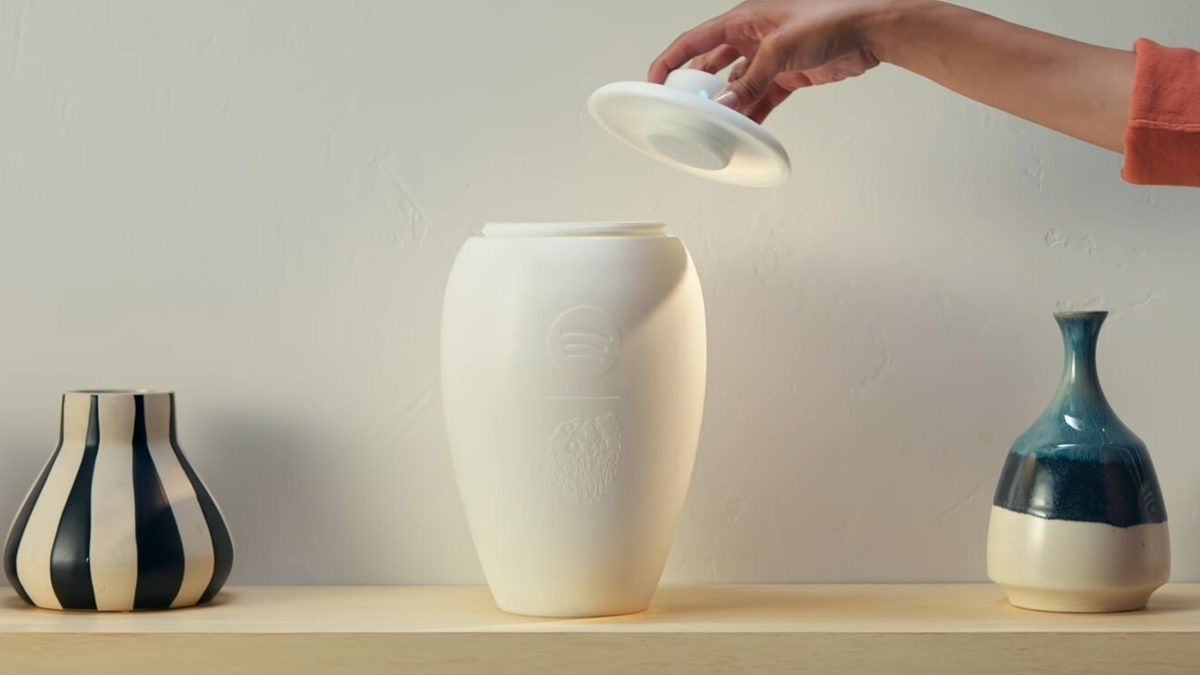 Dù bạn xem đây là một chiêu trò thông minh, một trò đùa vui nhộn, một câu chuyện thiếu tế nhị hay đơn giản là điều phi lý, Eternal Playlist Urn là minh chứng cho việc các thương hiệu sẵn sàng đi xa đến đâu để thu hút sự chú ý của chúng ta.