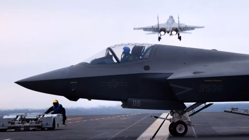 Những hình ảnh này được công bố trên các kênh truyền thông xã hội chính thức của quân đội Trung Quốc và cổng thông tin 81.cn của Quân đội Giải phóng Nhân dân, cho thấy các máy bay J-15T, J-35 và KJ-600 lần lượt cất cánh bởi máy phóng điện từ của Phúc Kiến.