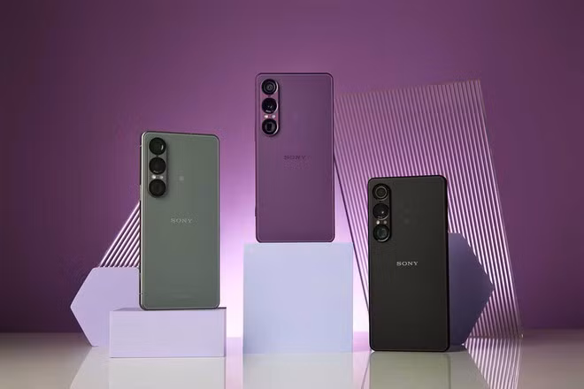 Xperia 1 VII: Tối giản, vuông vức, tinh tế; nút chụp ảnh vật lý chuyên dụng; cảm giác cầm chắc chắn, bền bỉ.