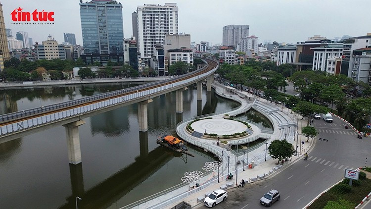 Hồ có diện tích mặt nước khoảng 13,3 ha, chu vi hơn 2.100m, nằm giữa các tuyến phố Hoàng Cầu và Mai Anh Tuấn, thuộc phường Ô Chợ Dừa.