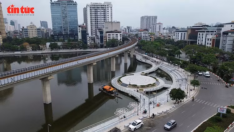 Hồ có diện tích mặt nước khoảng 13,3 ha, chu vi hơn 2.100m, nằm giữa các tuyến phố Hoàng Cầu và Mai Anh Tuấn, thuộc phường Ô Chợ Dừa.