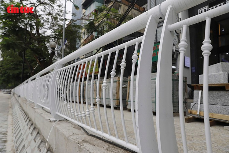 Các hạng mục chính bao gồm: Cải tạo toàn bộ vỉa hè quanh hồ bằng đá tự nhiên nhám bề mặt; Nâng cấp đường dạo ven hồ, thay thế lan can, trồng mới cây xanh và thảm cỏ; Hệ thống chiếu sáng, đài phun nước âm sàn, nhà vệ sinh và các thiết bị vui chơi, thể dục thể thao; Xây dựng sân khấu và khán đài nổi trên mặt hồ, tạo điểm nhấn cho các sự kiện văn hóa, nghệ thuật.