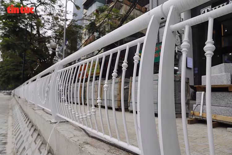 Các hạng mục chính bao gồm: Cải tạo toàn bộ vỉa hè quanh hồ bằng đá tự nhiên nhám bề mặt; Nâng cấp đường dạo ven hồ, thay thế lan can, trồng mới cây xanh và thảm cỏ; Hệ thống chiếu sáng, đài phun nước âm sàn, nhà vệ sinh và các thiết bị vui chơi, thể dục thể thao; Xây dựng sân khấu và khán đài nổi trên mặt hồ, tạo điểm nhấn cho các sự kiện văn hóa, nghệ thuật.