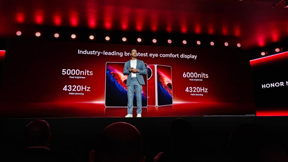 Cả hai màn hình đều hỗ trợ công nghệ LTPO 2.0, cho phép điều chỉnh tần số quét linh hoạt từ 1-120Hz tùy theo nhu cầu sử dụng, giúp tối ưu hiển thị và tiết kiệm năng lượng.