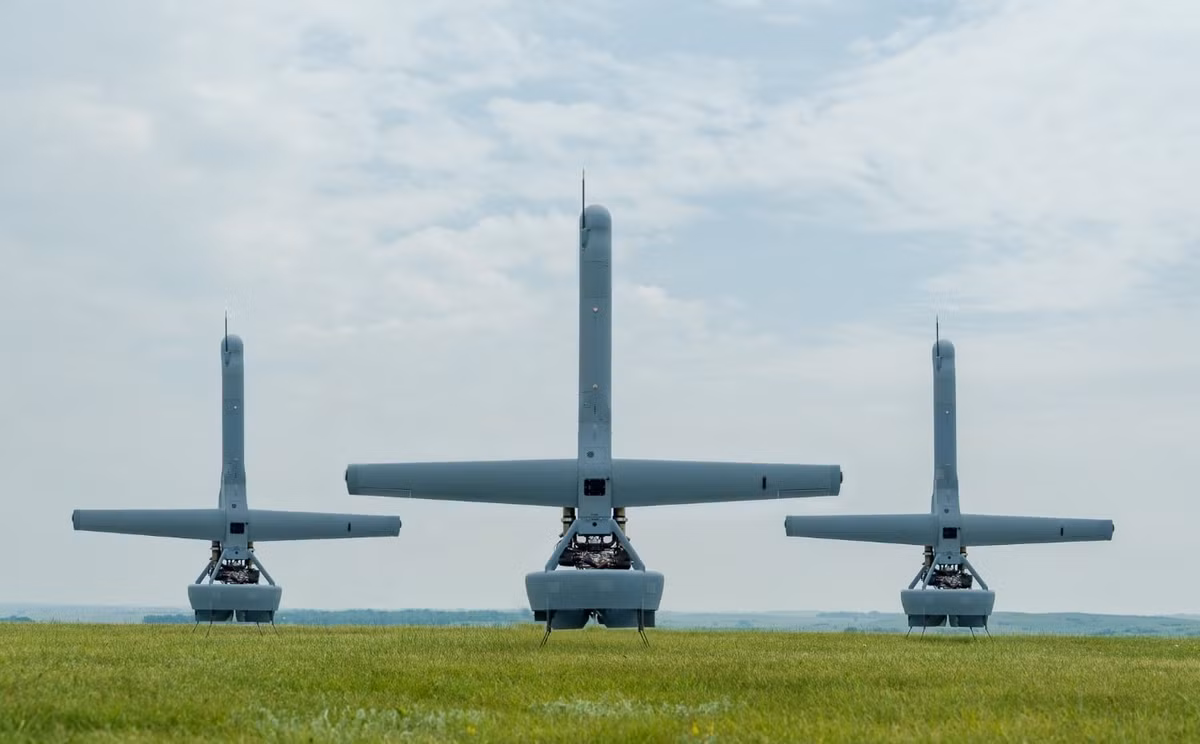 Nhật Bản có kế hoạch mua sáu UAV cỡ nhỏ trên tàu trong năm tài chính 2025, kết thúc vào ngày 31 tháng 3 năm 2026. Mặc dù Sách Trắng không nêu rõ nền tảng cụ thể, nhưng công ty Shield AI của Mỹ đã xác nhận vào đầu năm 2025 rằng UAV V-BAT của họ đã được chọn để hoạt động trên các tàu chiến Nhật Bản, theo FlightGlobal đưa tin.