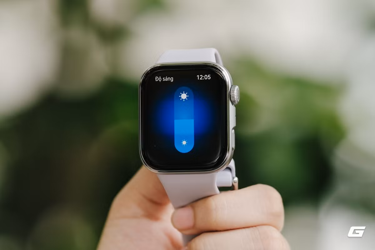 Ngoài ra, độ sáng màn hình của Fit 4 Pro cũng vượt trội hơn với 3.000 nits, giúp hiển thị rõ nét dưới ánh sáng mặt trời trực tiếp, đặc biệt phù hợp cho các hoạt động thể thao ngoài trời. Trong khi đó, Watch Fit 4 chỉ đạt mức 2.000 nits, tương đương với nhiều mẫu đồng hồ thông minh khác như Samsung Galaxy Watch Ultra và Huawei Watch GT 5 Pro.