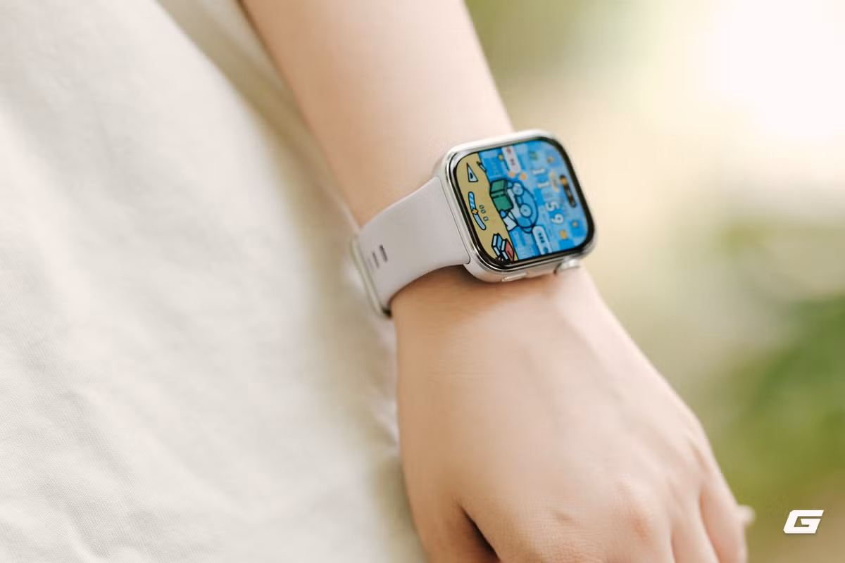 Sự chênh lệch giá bán gần như gấp đôi không chỉ đến từ tên gọi "Pro", mà thật sự là sự khác biệt rõ rệt về chất lượng màn hình, khả năng chống nước và công nghệ theo dõi sức khỏe, những yếu tố quan trọng cho người dùng có nhu cầu cao về trải nghiệm công nghệ.