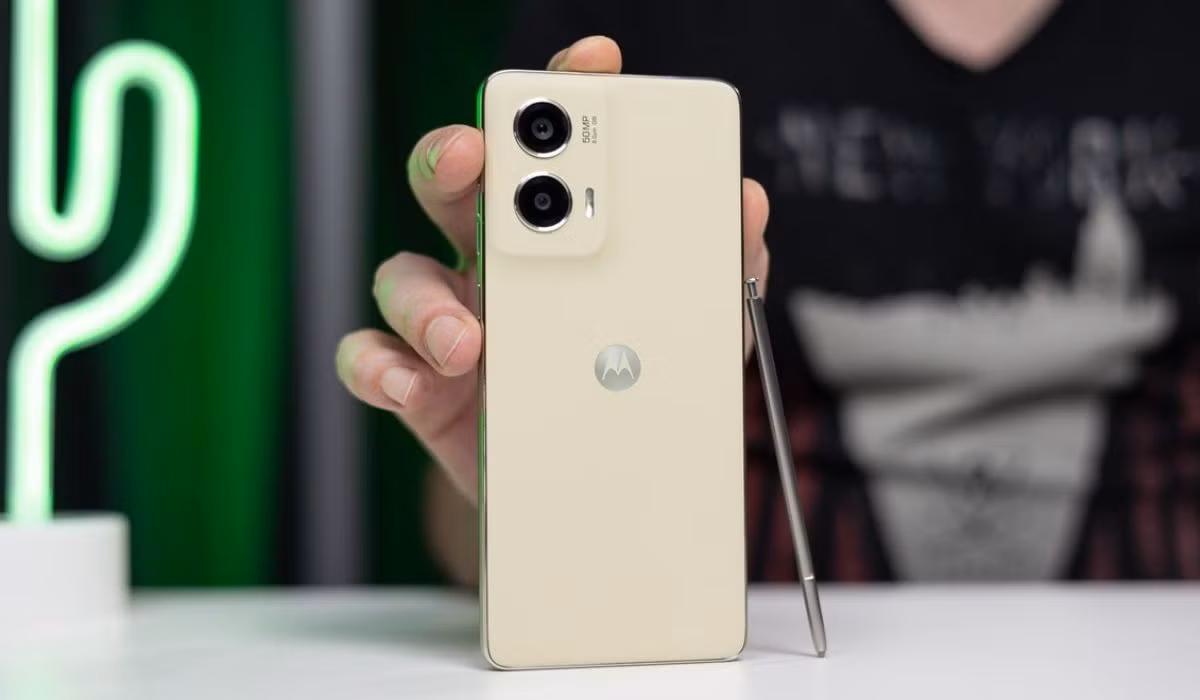 Moto G Stylus là một trong những lựa chọn hàng đầu cho những ai muốn mở rộng bộ nhớ. Ra mắt vào năm 2025, chiếc điện thoại này hỗ trợ khe cắm thẻ nhớ microSD với dung lượng hỗ trợ lên đến 1TB, cùng với hai tùy chọn bộ nhớ trong là 128 GB hoặc 256 GB có sẵn.